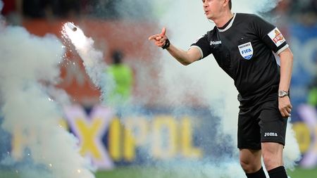 Cristian Balaj arbitrează meciul Dinamo - ASA Târgu Mureș