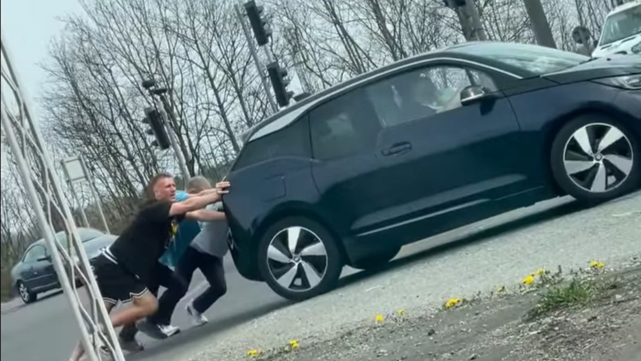 Milionarul de 2,04 metri s-a dus să împingă o mașină electrică rămasă în drum. Cum a reacționat un copil care l-a recunoscut: „Mamă, e chiar el?”