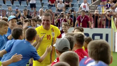 Legendele fotbalului românesc s-au strâns la Oradea pentru Mihai Neșu. Momente superbe oferite de Generația de Aur și UEFAntastici. "Predare de ștafetă": imaginea zilei, cu Gică și Ianis Hagi
