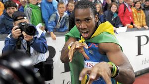 Și Blake iese din cursă, Bolt are liber