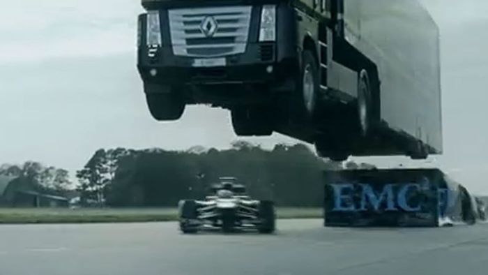 VIDEO | Cel mai tare moment de la "epic split". Ce poți face cu un camion de Formula 1. Un TIR "zboară" peste un bolid aflat în mișcare