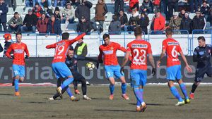 Talpan likes this. Jaloane pe teren, motiv de distracție în tribune. FOTO | Banner-ul prin care fanii din Sibiu au luat peste picior vicecampioana "Cine sunteți voi? FCSB..."