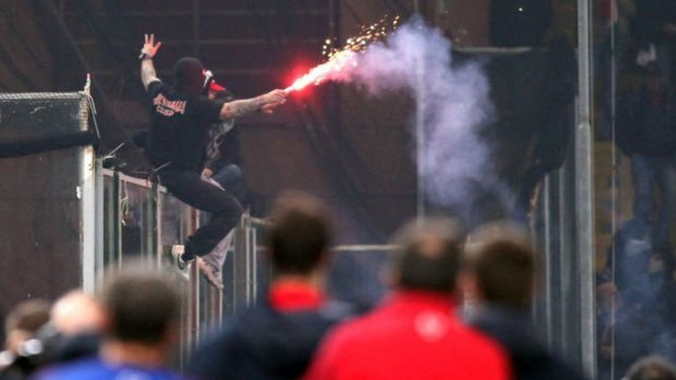 Cum au devenit huligani!** Italienii și sârbii, acuze la nivel înalt: "Nu ați organizat bine meciul" / "Am evitat o tragedie"