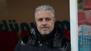 Marius Șumudică a plâns la plecarea în Turcia: „E foarte greu, nu mi s-a întâmplat niciodată!”. Antrenorul va sta 14 zile în carantină | VIDEO