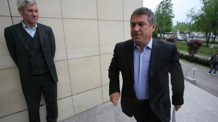 Victor Becali nu vede cu ochi buni venirea lui Bonetti la Dinamo:** "Peste tot pe unde a antrenat, a fost dat afară! Așa îl înlătură și pe Dinu"