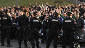 Se repetă trecutul sumbru la Cluj? Fanii lui "U" s-au răzvrătit la fel ca la retrogradarea din 2008. De ce sunt supărați fanii. INTERVIU | Vlad Munteanu: "Mai avem nevoie de 22 de puncte"