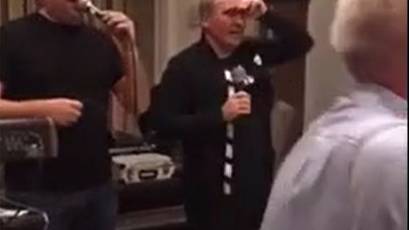 Imagini fabuloase! Gică Hagi s-a dezlănțuit pe scenă și a cântat o melodie pentru rivala din „Ștefan cel Mare”. „Cei ce sunt dinamoviști, niciodată nu sunt triști”