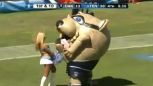 VIDEO Se întâmplă în America: Mascota a înghițit o majoretă!