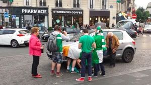 Opriți turneul, dați-le trofeul și învățați de la ei! Fanii irlandezi fac senzație la EURO. VIDEO | Imagini geniale: cum au încercat să adoarmă un bebeluș în autobuz și cum a ajuns poliția să cânte alături de ei