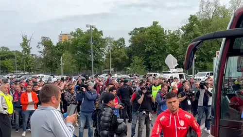 Autocarul lui CFR Cluj, luat cu asalt de suporterii FCSB! Ardelenii au fost huiduiți minute în șir. „Cinci ani ați furat!”/ „E greu fără arbitri!” | VIDEO