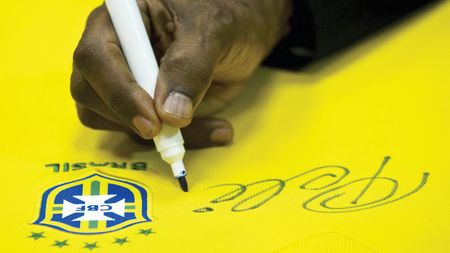 Industria care a acaparat lumea este aproape necunoscută în România. Afacerea în care fanii plătesc sume importante pentru obiectele favoriților lor