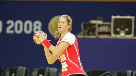 Postul de extremă stânga, 'în piuneze'! **Camelia Balint s-a accidentat și ea!