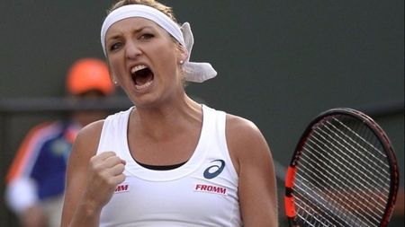 Halep a clacat, dar Timea o acoperă cu laude: "E o sursă de inspirație pentru mine!". Bacsinszky, bezele pentru bunicul din Satu Mare și pentru români. Ce urmează pentru Simona și suma cu care pleacă din Miami