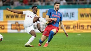 Fază rar întâlnită pe terenul de fotbal, la FCSB - CFR Cluj! A repetat gestul lui Luis Suarez de la Cupa Mondială, care a rămas în istorie, și a văzut cartonașul roșu