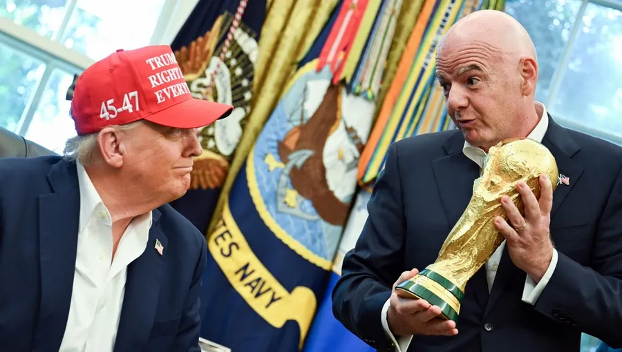 Așa ceva nu s-a mai văzut. Ce a făcut Donald Trump cu trofeul Cupei Mondiale, în fața președintelui FIFA!