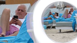 Virgil Ianțu și soția, plictiseală maximă la plajă! Au stat cu ochii doar în telefoane și s-au ignorat