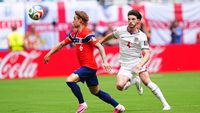 Probleme uriașe pentru Antena 1: comentatorii TV de la meciul Norvegia – Anglia, schimbați de urgență la pauză!