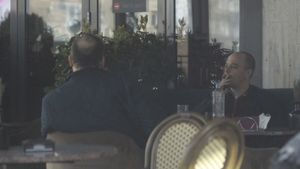Marius Avram, tot mai relaxat după ce s-a retras din fotbal. Fostul arbitru FIFA, surprins, la un „pahar de vorbă” și un trabuc, pe o terasă din capitală| EXCLUSIV FOTO & VIDEO