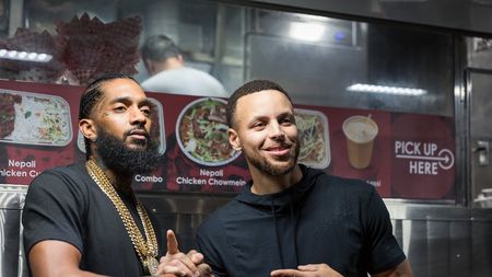 FOTO | Sportul e alături de familia rapperului ucis în Los Angeles! Cum l-au omagiat numele mari din NBA pe Nipsey Hussle, artistul împușcat de cinci ori în fața magazinului său din Crenshaw

