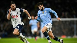 Englezii au avut nevoie doar de 45 de minute pentru a da verdictul despre Radu Drăgușin în Manchester City - Tottenham. Ce au scris britanicii despre român