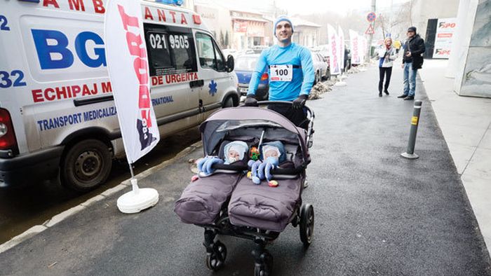 La Tower cu gemenii!** Mămica și-a așteptat soțul plimbându-i afară pe gemeni în cărucior