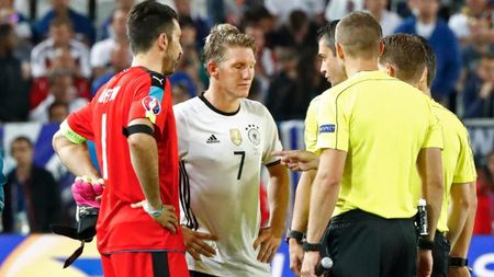 "Serios? Acolo vrei să tragi?" Dialog incredibil între Schweinsteiger, Buffon și arbitrul Kassai, înaintea penalty-urilor. VIDEO | Momentul care nu s-a văzut la TV