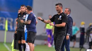 Antrenorul care a cucerit două trofee cu Universitatea Craiova va fi rivalul lui Răzvan Lucescu în campionatul elen