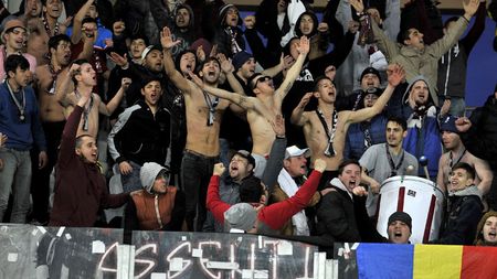 Doi jucători ai echipei Rapid, prinși în "ambuscadă". Fanii le-au cerut socoteală 