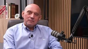 Soția lui Florin Prunea iese la atac: „N-am DIVORȚAT! Femeia aceea de etnie rromă vrea să-mi ‘spargă’ casa”