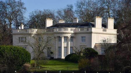 În viața de zi cu zi trăiește în lux și opulență, dar în cea de tată, în multă decadență. Nadia îl acuză pe bărbatul care locuiește într-o vilă de 3.500.000 de euro că n-a plătit un ban pentru fiica lor de doi ani