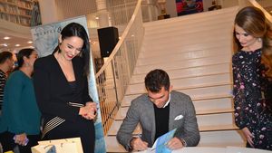 IMAGINEA ZILEI | Tecău i-a oferit Andreei Marin, cu dedicație, cartea "Viața în ritm de tenis". Ce alte personalități au mai venit la lansarea autobiografiei lui Horia