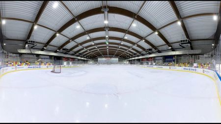 Cursurile de inițiere în patinaj pentru copii oferite în mod gratuit de Fundația Țiriac: bucuria mișcării pe gheață, abilități noi, disciplină și încredere în sine