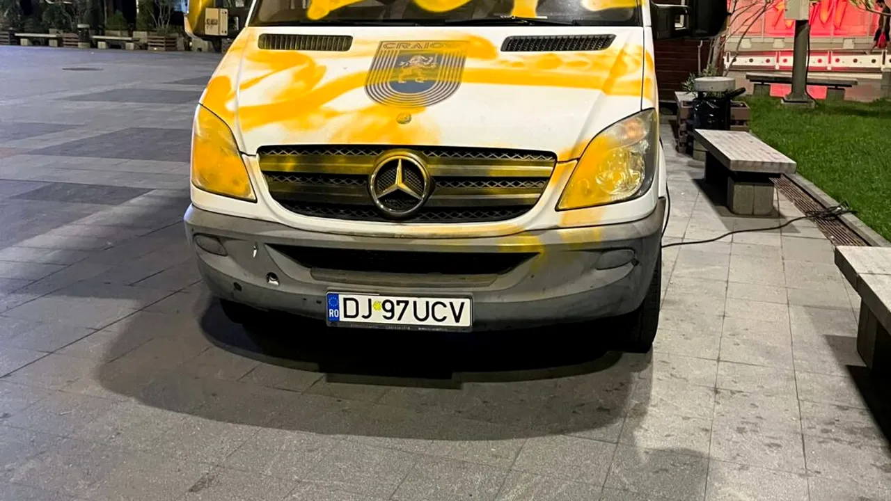 Nu au uitat de rivalii din oraș! Ultrașii din Peluza Sud 97 au vandalizat o mașină a clubului lui Mihai Rotaru când s-au întors de la Târgu Jiu! | EXCLUSIV