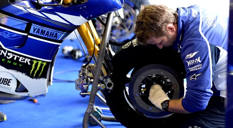 Bridgestone se retrage din MotoGP la finalul lui 2015. Dorna organizează o licitație pentru a stabili viitorul furnizor de cauciucuri