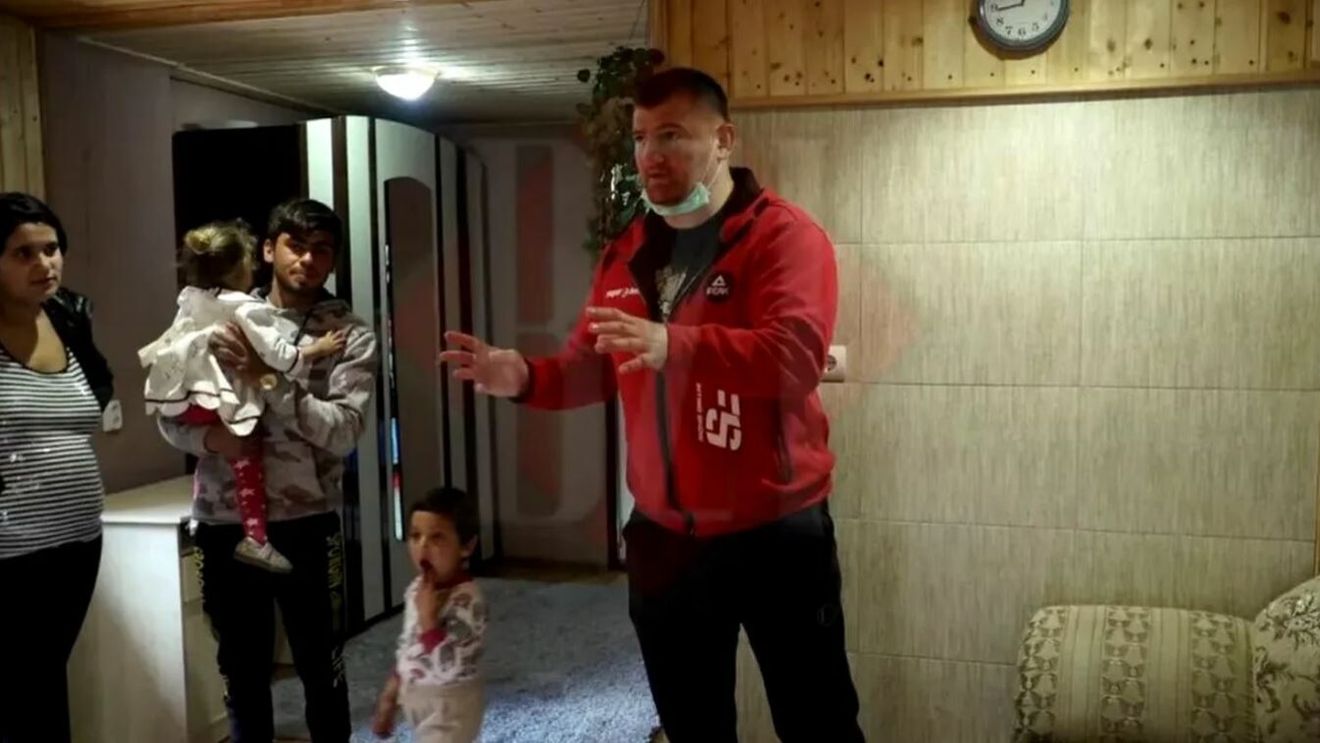 Ce s-a ales de casa pe care Sergiu Ciobotariu, tăticul călăreț din Iași, a primit-o cadou de la Cătălin Moroșanu și pe care apoi a vândut-o fără jenă!