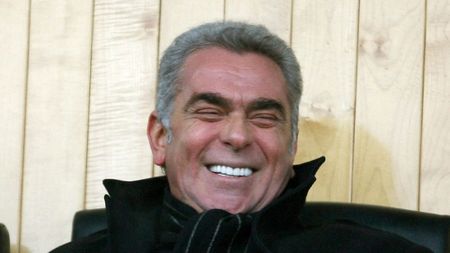 Unul dintre cei mai bogați patroni din fotbalul românesc, bănuit de o aventură cu iubita celebră a cântărețului Adrian Enache! Iuliana Marciuc are curajul să vorbească despre relația secretă cu milionarul Ioan Neculaie, după ani de zile