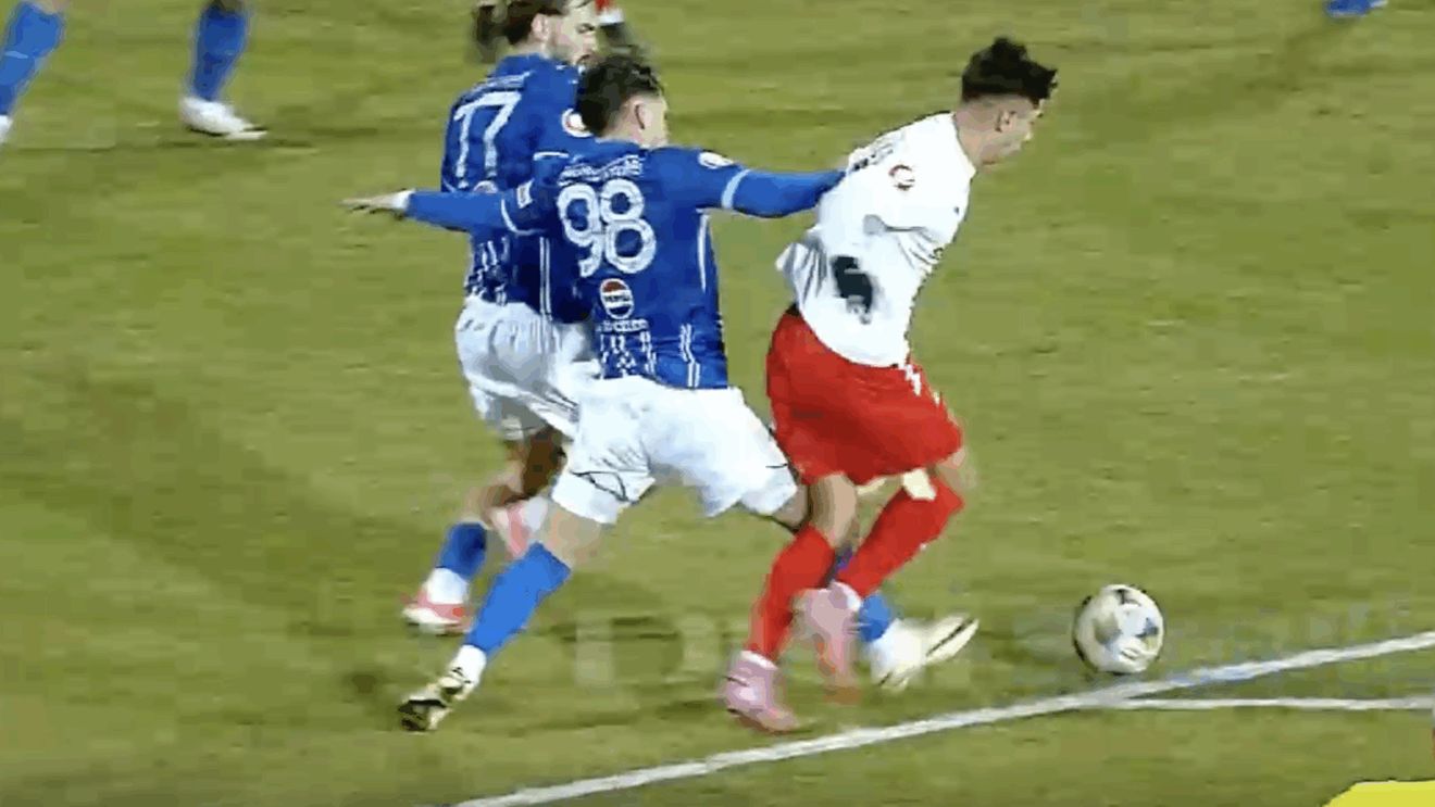 Scandal în Farul – Dinamo. Musi a cerut lovitură de la 11 metri, arbitrul i-a dat galben, iar Prunea și Dănciulescu au explodat: „Penalty clar!”