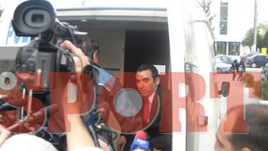 Un fan Penescu a aruncat cu ouă în sigla DNA și a fugit cu mașina!**