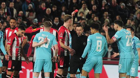 Ce este cartonașul roșu rotund din fotbal și de ce îl arată arbitrii! Este un fenomen foarte rar și are o explicație specială