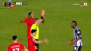 Cea mai controversată fază a meciului PAOK - FCSB: Taison a fost eliminat, după un scandal cu Ngezana şi arbitrul partidei!