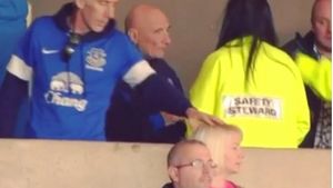 Un fan englez a devenit celebru în întreaga lume. VIDEO GENIAL| Ce i-a făcut acestei doamne la pauza partidei Sunderland - Everton