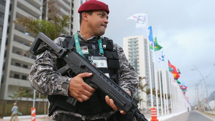 JO 2016 | Furt ca în codru la Rio. Atletul a fost amenințat cu arma și jefuit: "Rio nu constituie un climat sigur de ordine". 23.000 de soldați scoși în stradă