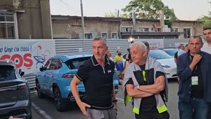 Meme Stoica, magnet pentru fani la Petrolul - FCSB. A fost asaltat pentru poze şi de suporterii gazdelor