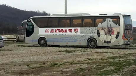 ALANDALA |** În acte e Energeticianul, în competiție poartă numele ACS Șirineasa și merge cu autocarul cu emblema clubului Pandurii și colantat Jiul Petroșani