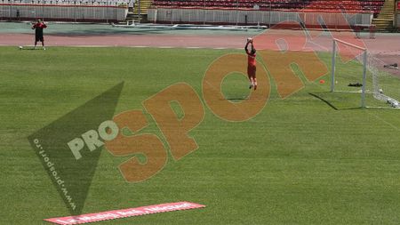 FOTO EXCLUSIV** Gest EMOȚIONANT al jucătorilor lui Dinamo de ziua lui Cornel Dinu! Ce cadou a primit MISTER