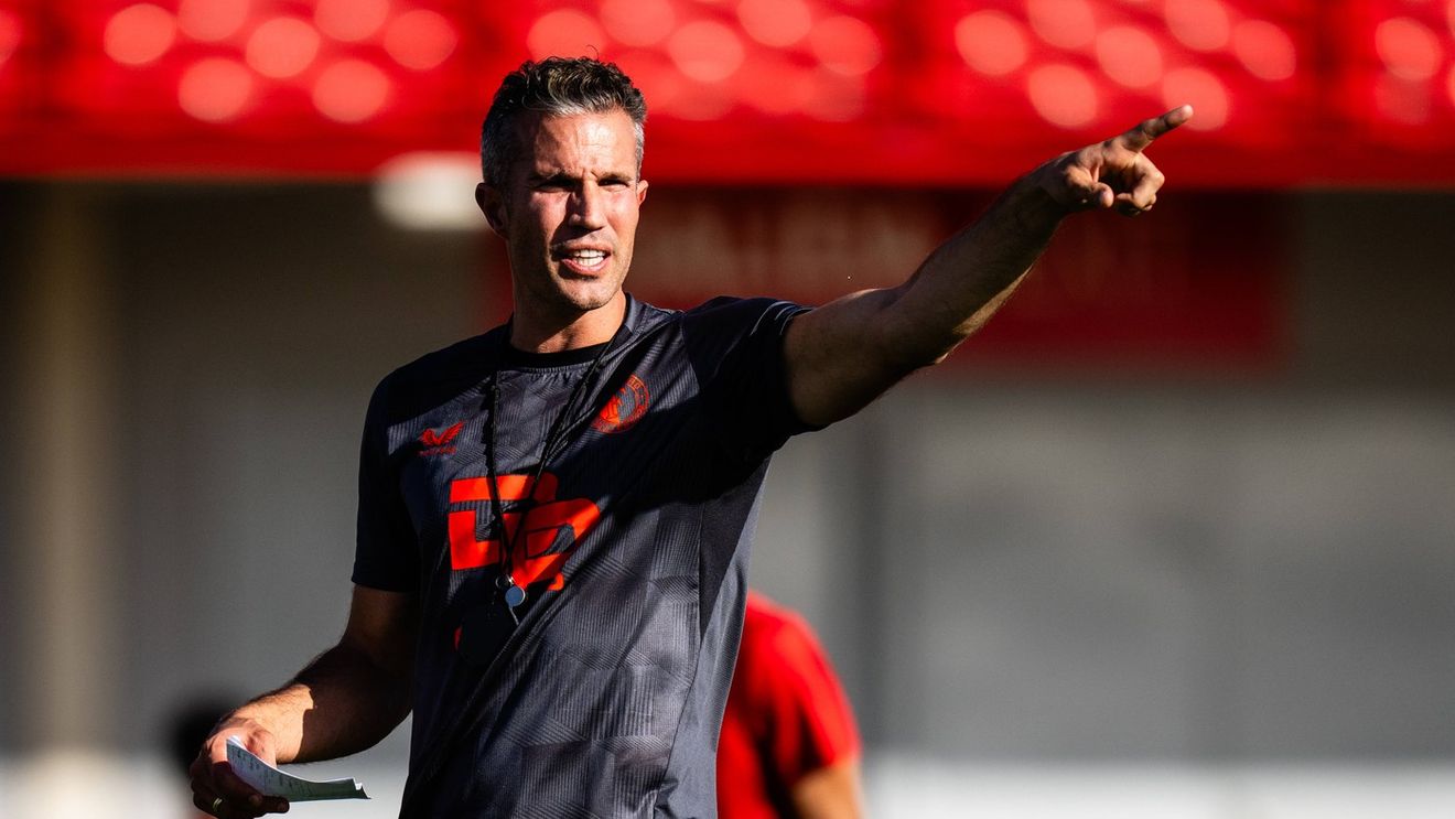 Robin van Persie este noul antrenor al echipei! Legendarul atacant olandez a semnat