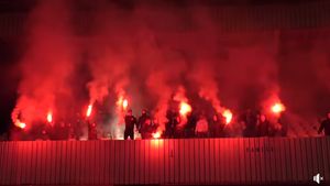 Atmosferă incendiară înainte de CS Hunedoara - FCSB! Jucătorii au fost așteptați cu torțe și fumigene la stadion | VIDEO