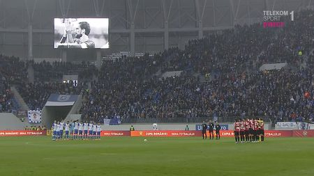 FOTO | Oltenii au cinstit memoria lui Davide Astori! Minut de reculegere pe "Omblemenco" înaintea derby-ului