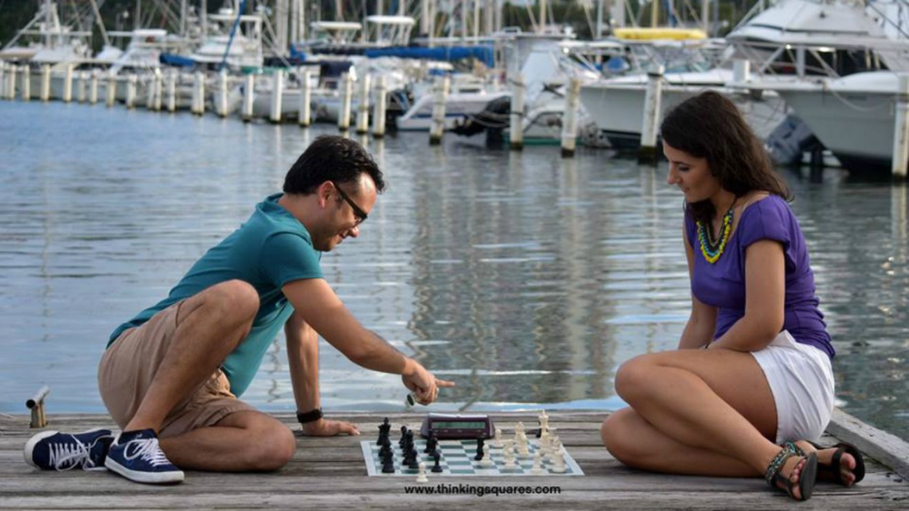SPECIAL | Când nebunul capturează regina. Ce poveste! Românca Raluca Sgîrcea și spaniolul Renier Castellanos, maeștrii internaționali uniți de sportul minții: "Șahul provoacă dependență!" Povestea lor și surpriza pentru copiii cu deficiențe de auz