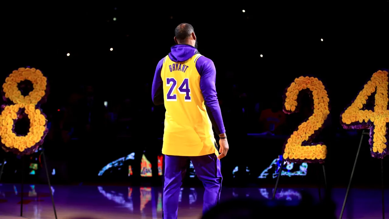 Los Angeles Lakers, ceremonie impresionantă pentru Kobe Bryant! LeBron, discurs emoționant | FOTO